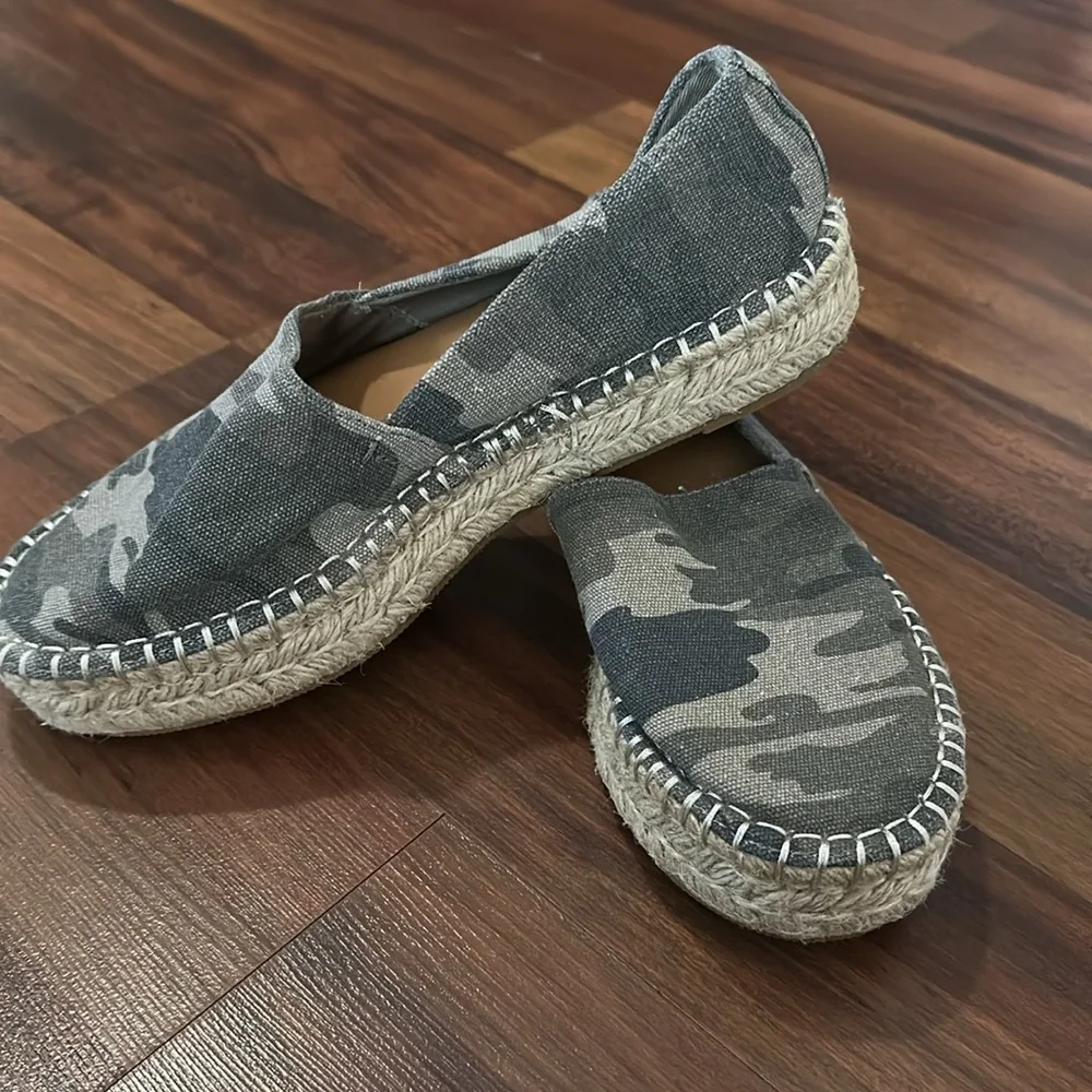NWOT SPLENDID Laney Camo Platform Espadrille Slip On Size 8